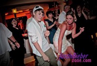 /album/gallery1/normal-justin-bieber-and-selena-gomez-at-friends-wedding-28429xx-jpg1/