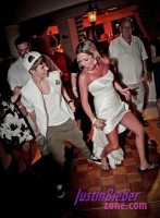 /album/gallery1/normal-justin-bieber-and-selena-gomez-at-friends-wedding-28629xx-jpg1/